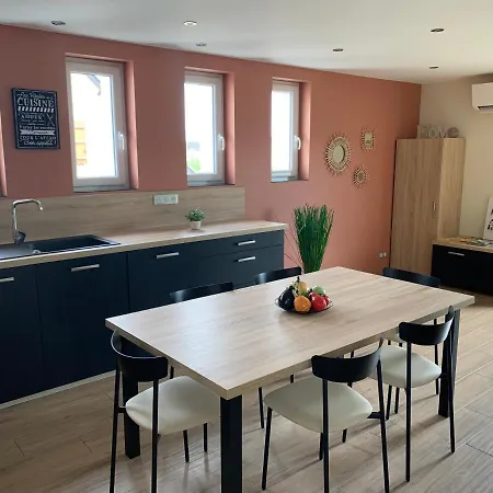 Le Relais De La Fontaine & Jacuzzi 度假居